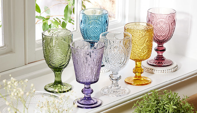 A mixture of Vintage Style coloured glassware
