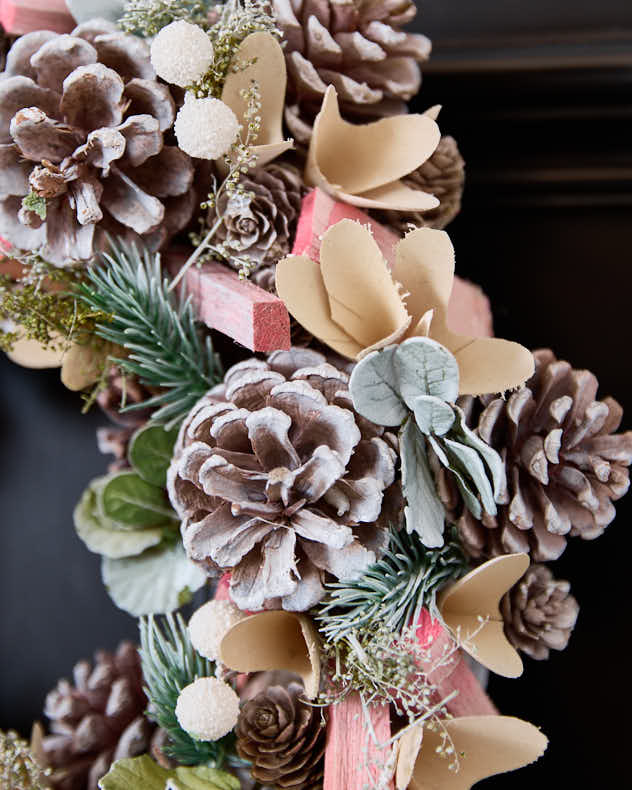 Luxuriöser festlicher, rosafarbener, gefrosteter Kranz, 33 cm