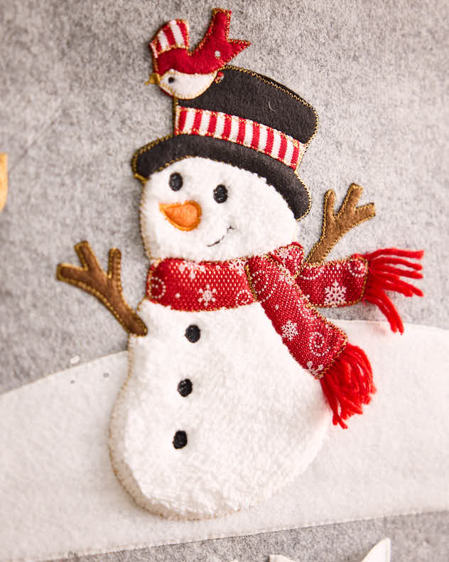 Adventskalender mit grauem Rentier und Schneemann