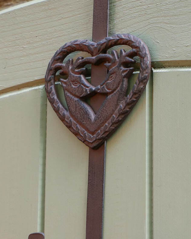 Kissing Deer Wreath Hanger sde view