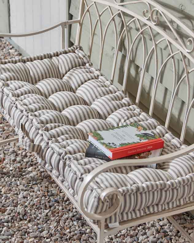 Pyreneés Stripe Garden Seating Collection