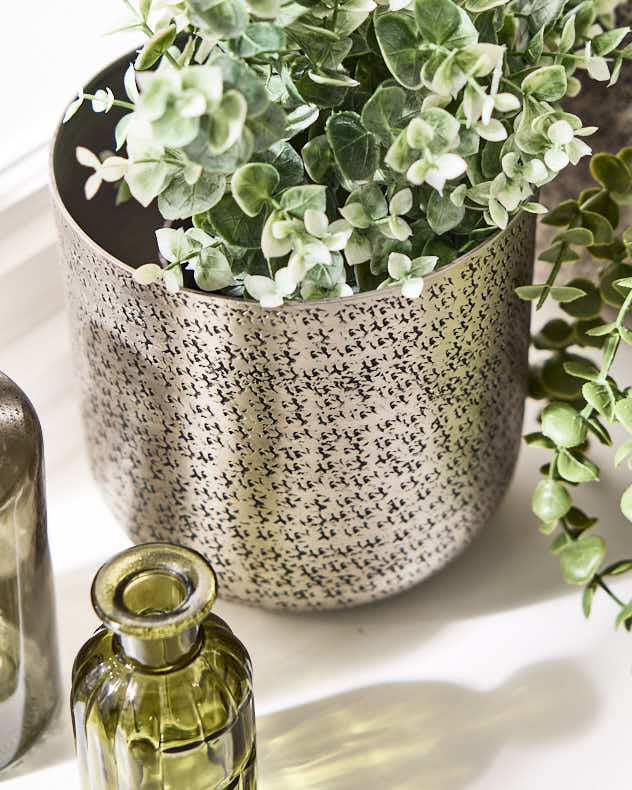 Zaio Hammered Metal Planters