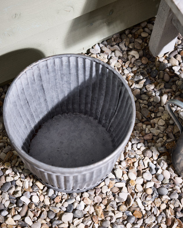 Toma Round Ribbed Metal Planter