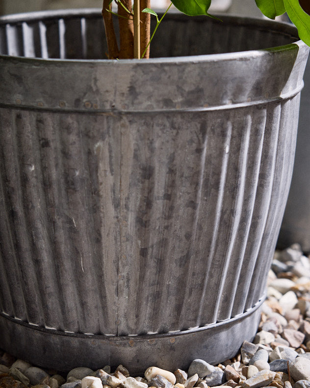 Toma Round Ribbed Metal Planter