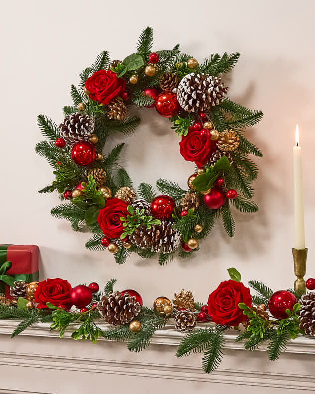 Couronne et guirlande de roses rouges et de boules