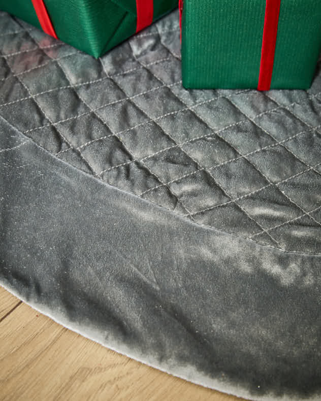 Gesteppter Baumrock aus Samt