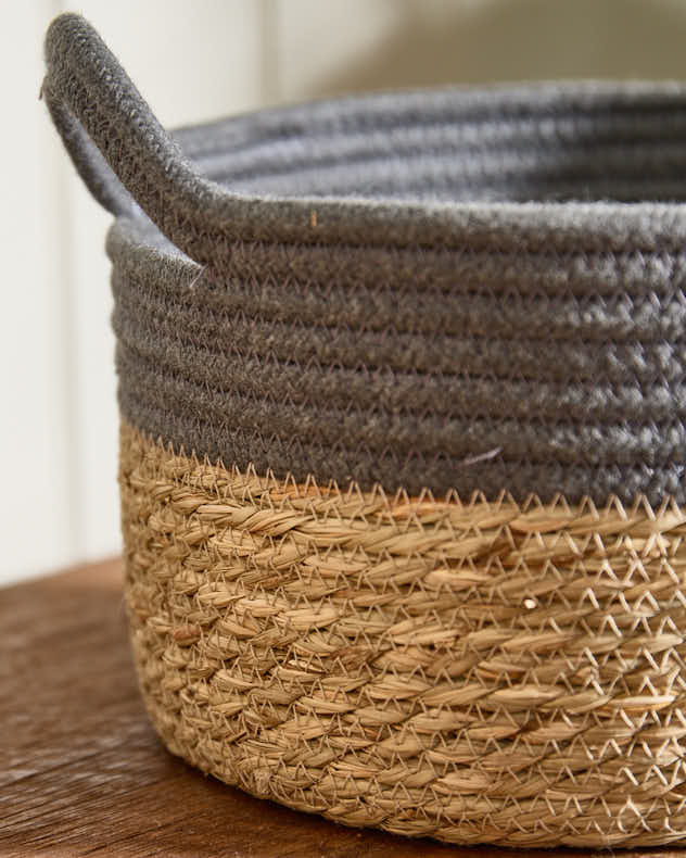 Panier à rayures grises en jonc de mer