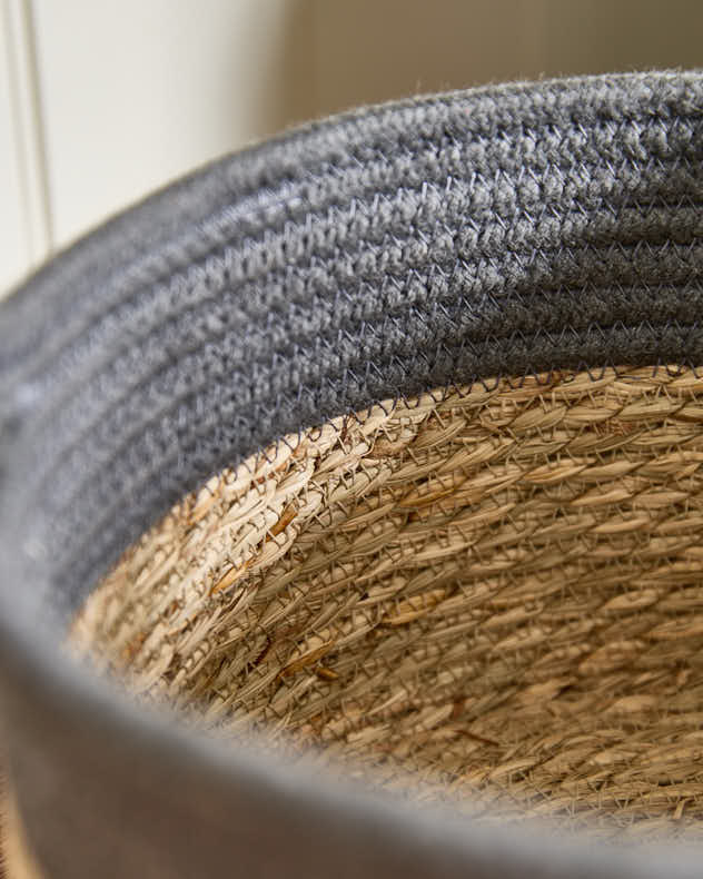 Panier à rayures grises en jonc de mer