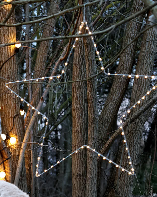 Großer, beleuchteter goldener Stern