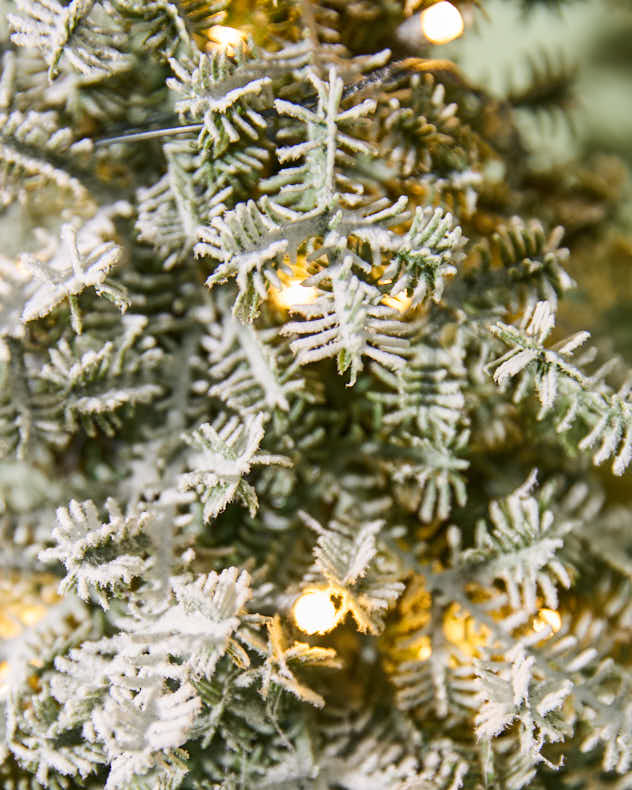 Beleuchteter Weihnachtsbaum mit Sackleinensockel