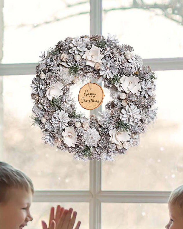 Personalisierter Kranz aus gefrosteten Blumen und Tannenzapfen