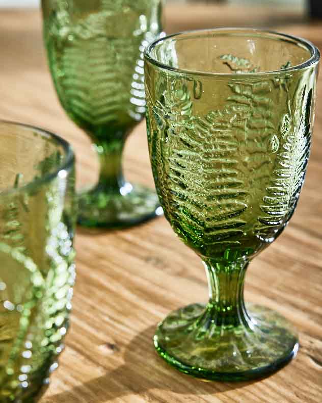 Verre à vin à feuilles vertes
