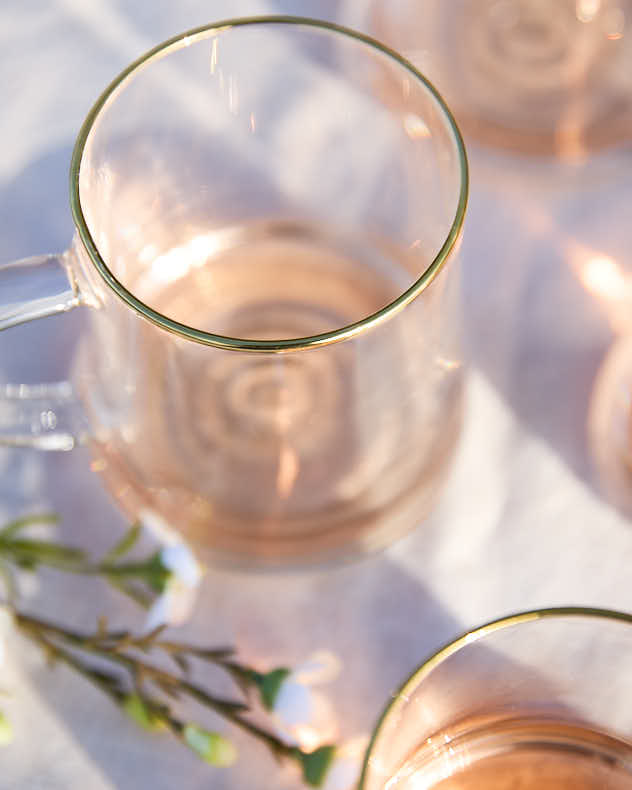 Tasses en verre à bord doré