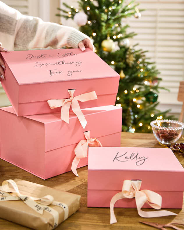 Collection de coffrets cadeaux roses personnalisés