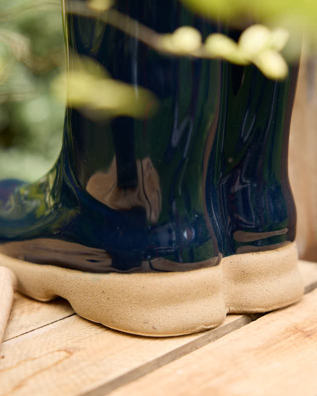 Grand pot de fleurs bleu foncé pour bottes en caoutchouc