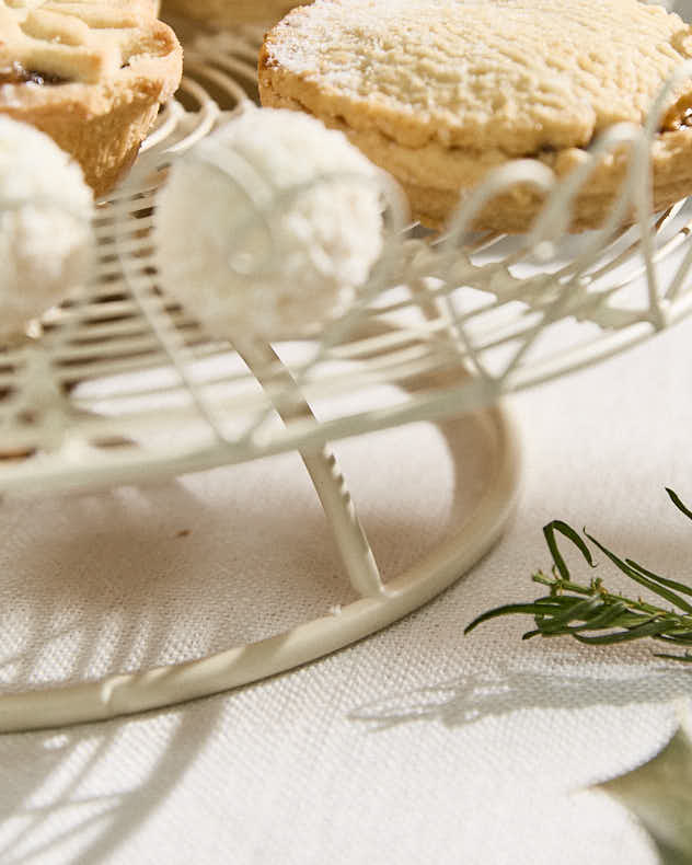 Heart Trim Single Tier Cake Stand