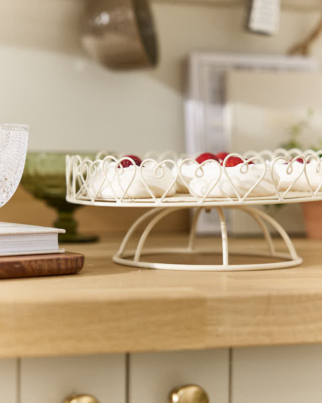 Heart Trim Single Tier Cake Stand