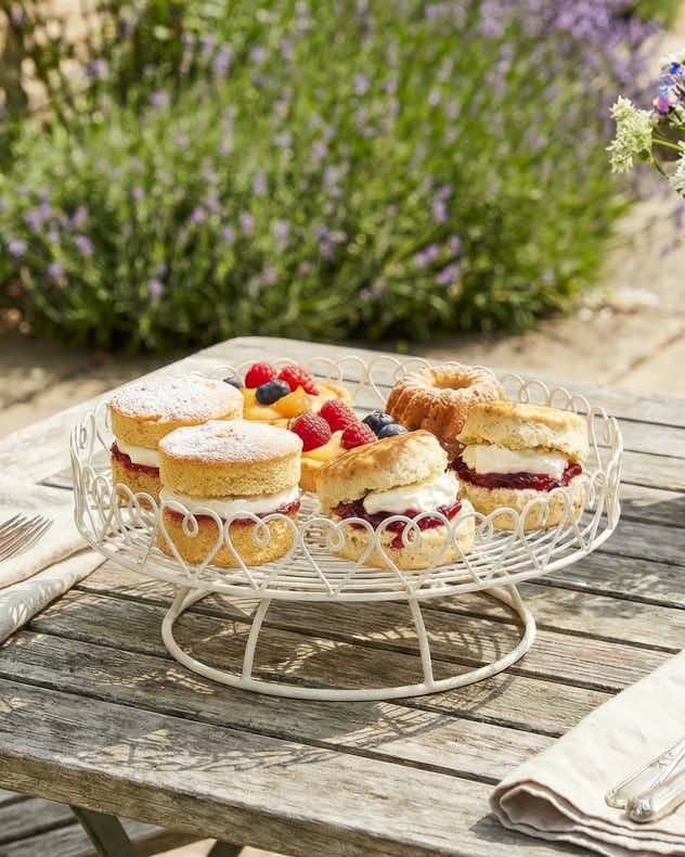 Heart Trim Single Tier Cake Stand