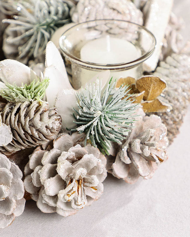 Centre de table bougie chauffe-plat pomme de pin enneigée