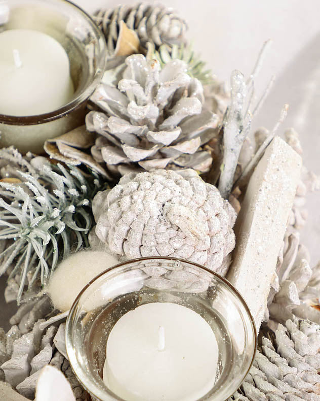 Centre de table bougie chauffe-plat pomme de pin enneigée