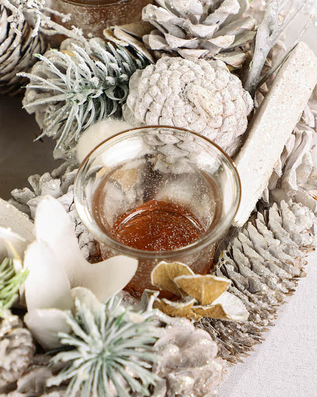 Centre de table bougie chauffe-plat pomme de pin enneigée