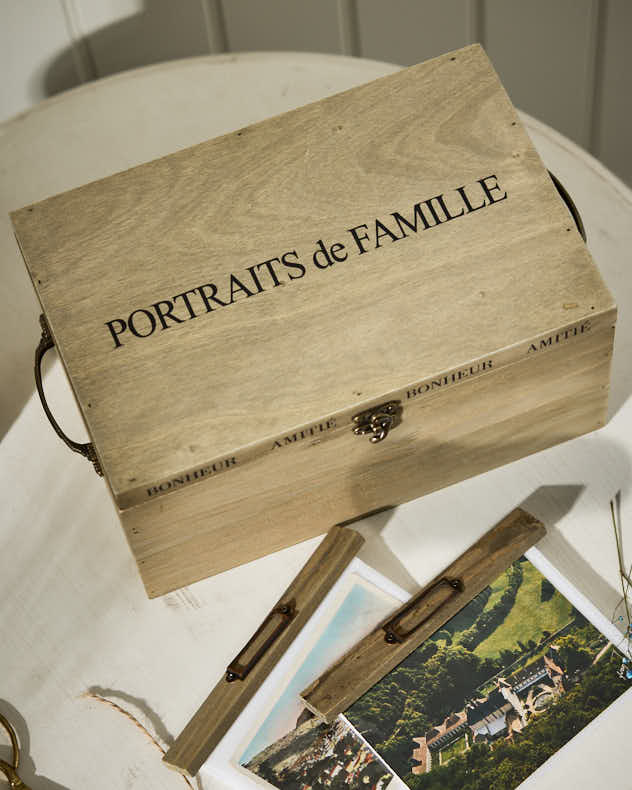 "Portraits De Famille" Photo Box