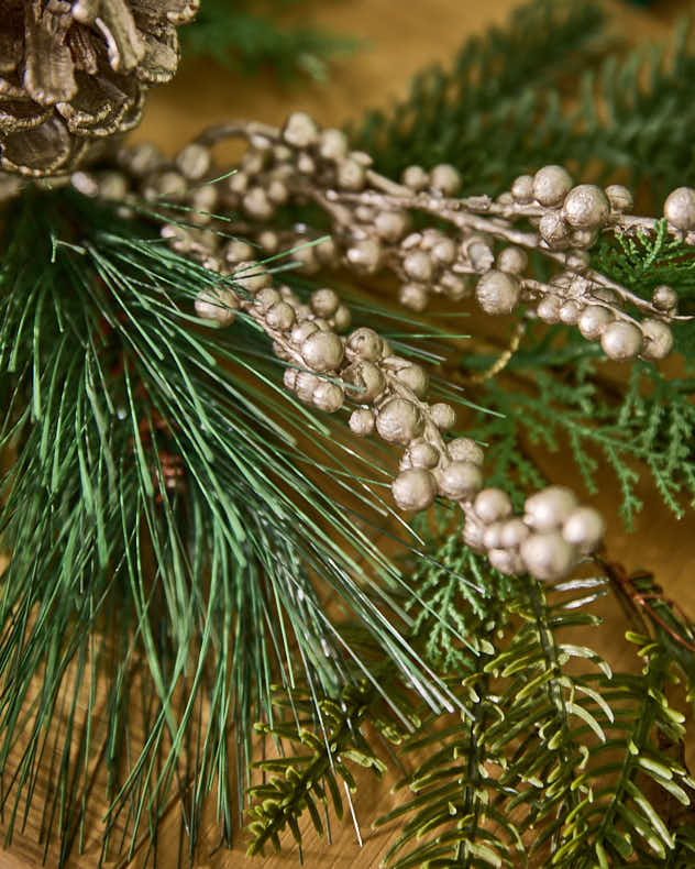 Guirlande de gui et de pommes de pin