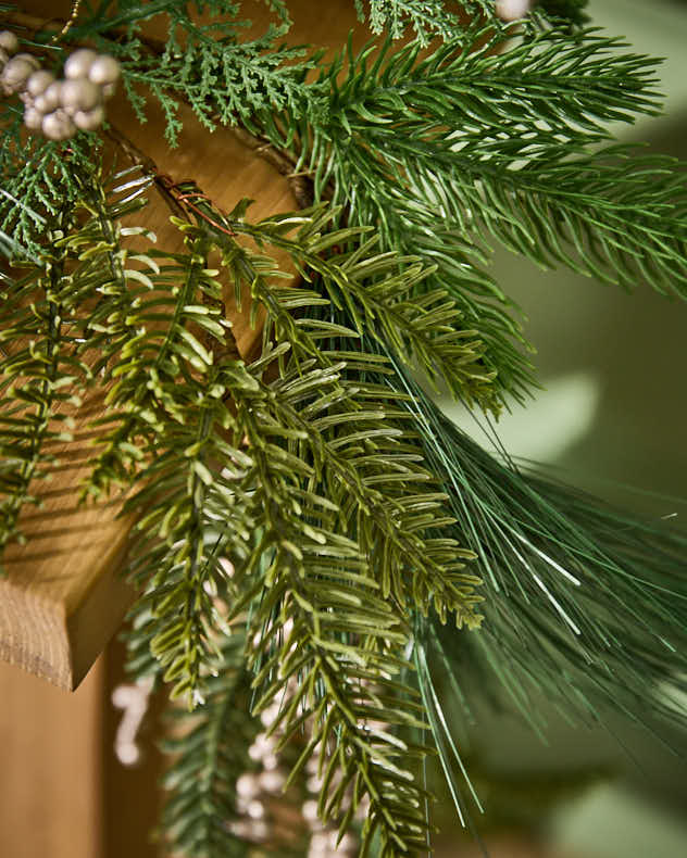 Guirlande de gui et de pommes de pin
