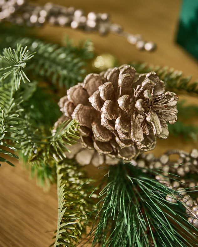 Guirlande de gui et de pommes de pin