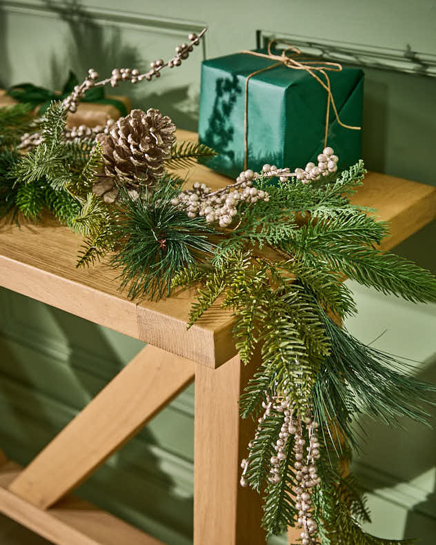 Guirlande de gui et de pommes de pin