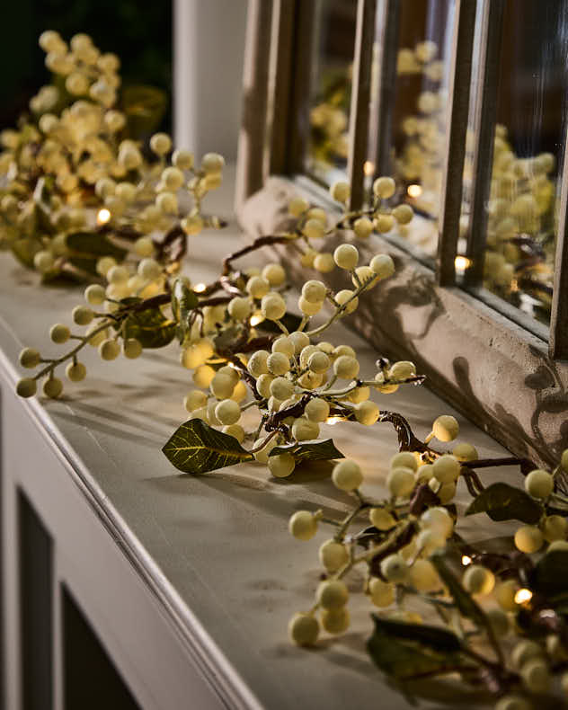White Mistletoe Pre-Lit Garland 150cm
