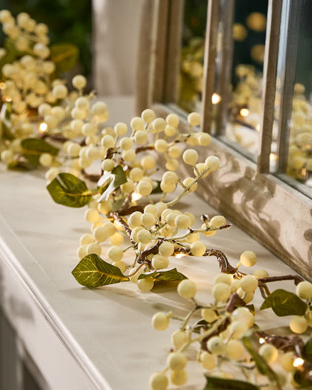 White Mistletoe Pre-Lit Garland 150cm