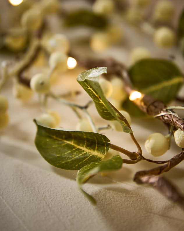 White Mistletoe Pre-Lit Garland 150cm