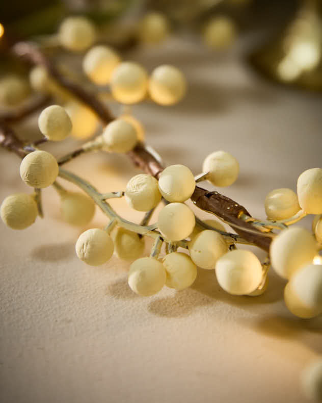 White Mistletoe Pre-Lit Garland 150cm