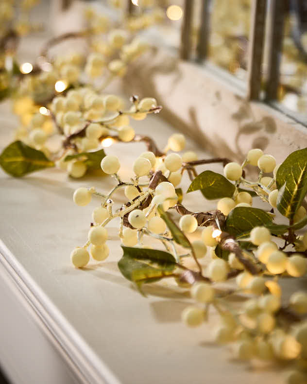 White Mistletoe Pre-Lit Garland 150cm