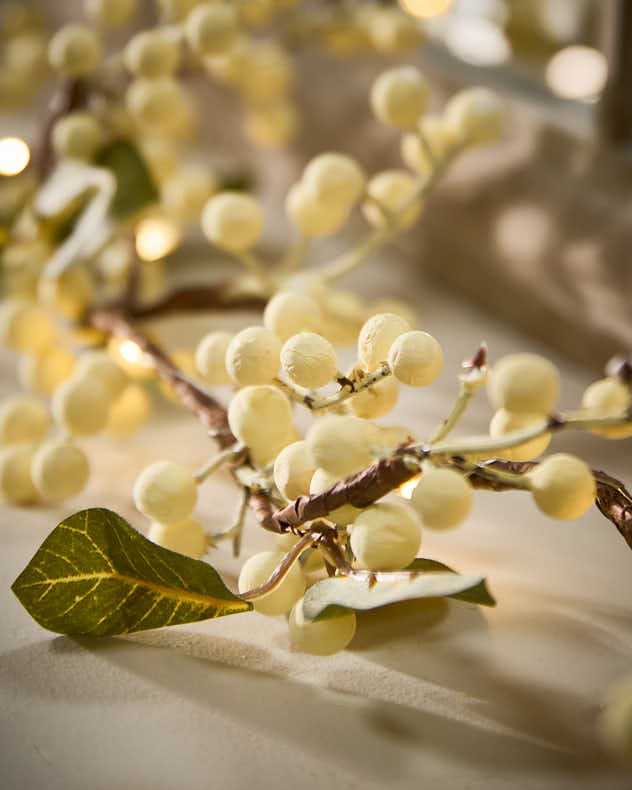 White Mistletoe Pre-Lit Garland 150cm
