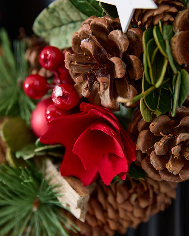 Wreaths - Stars & Roses Christmas Wreath 35cm