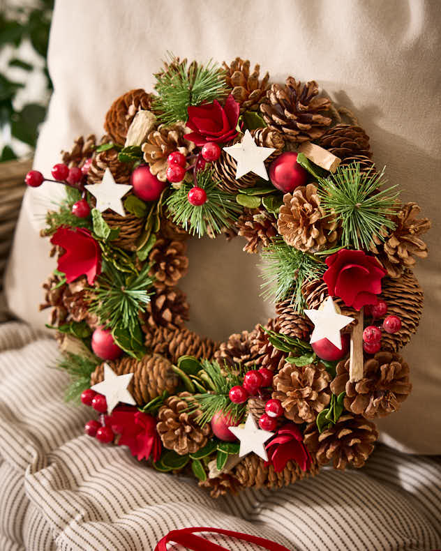 Indoor Stars & Roses Wreath