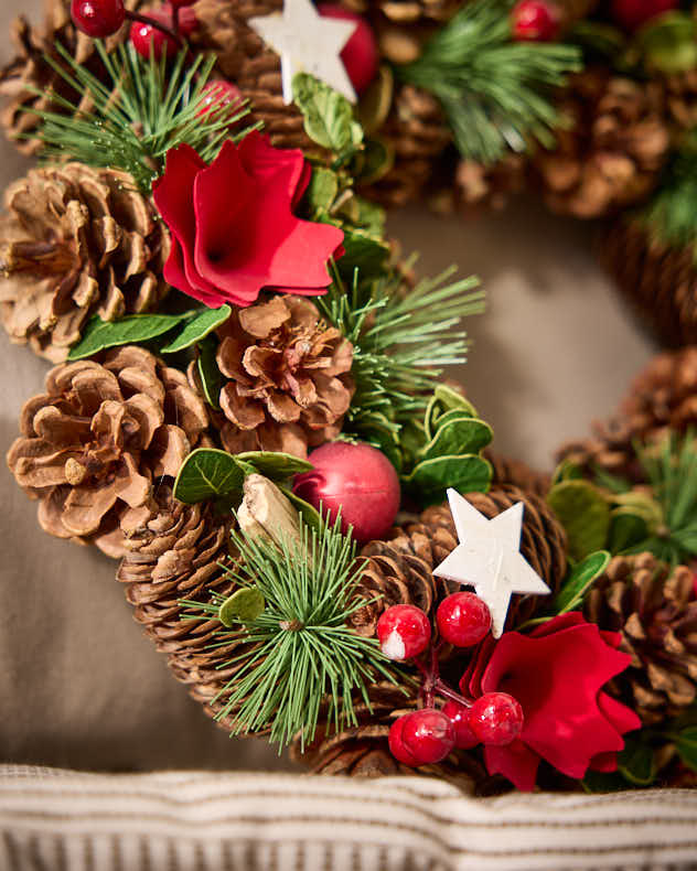 Wreaths - Indoor Stars & Roses Wreath 35cm