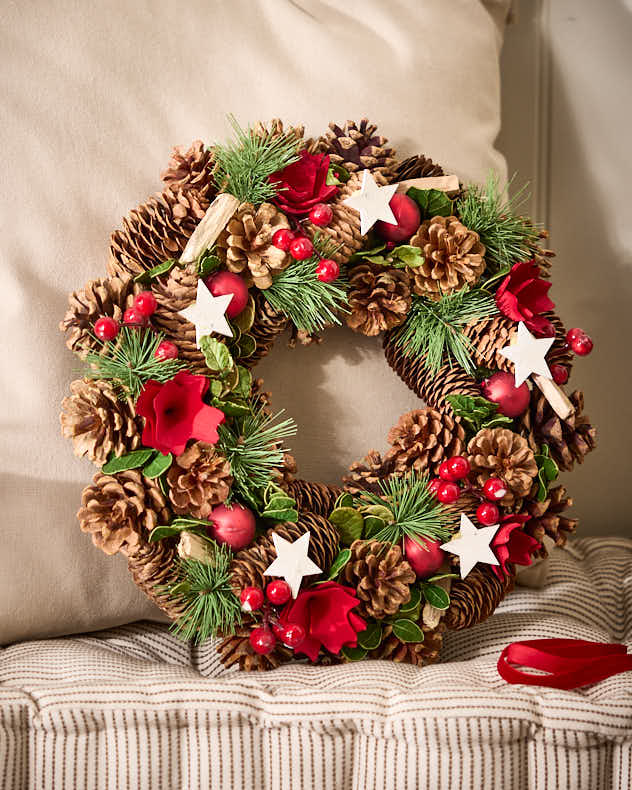 Red & Brown & White Pinecone & Wood Wreaths - Indoor Stars & Roses Wreath 35cm