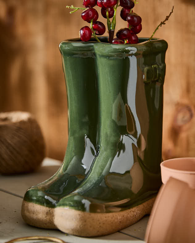 Petits et grands pots de fleurs verts en forme de bottes en caoutchouc
