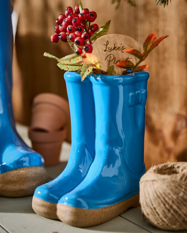 Personalisierter Blumentopf mit Gummistiefeln in Hellblau