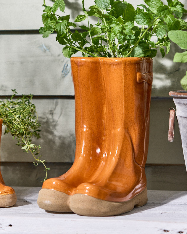 Grand pot de fleurs orange pour bottes en caoutchouc