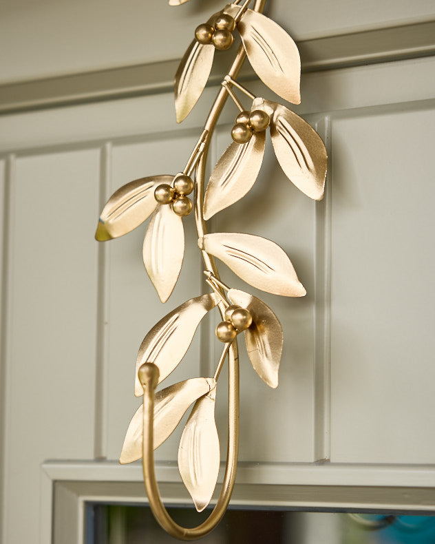 Trailing Leaves Wreath Hanger