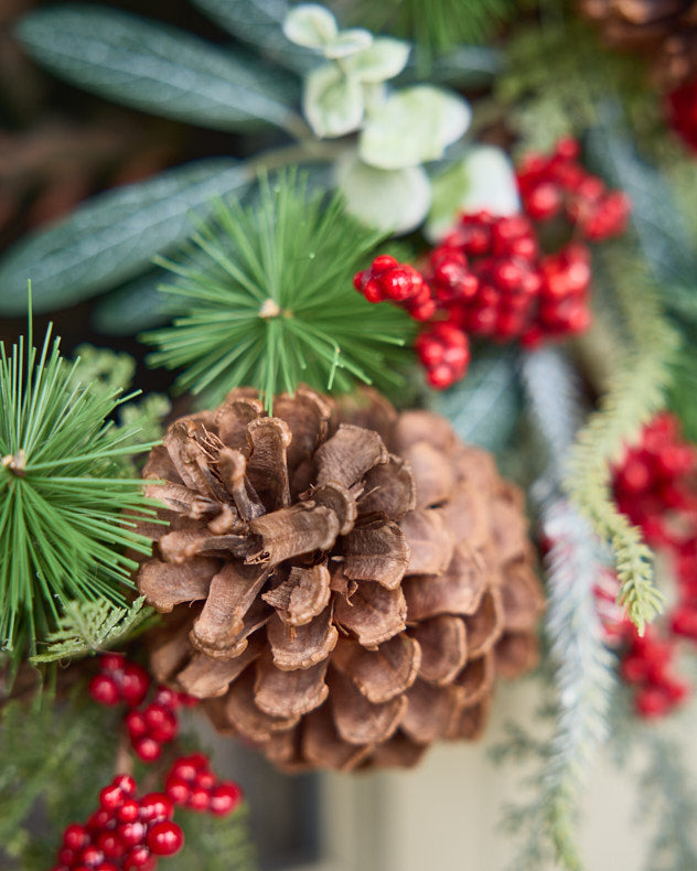 Couronne d'hiver en pommes de pin et baies