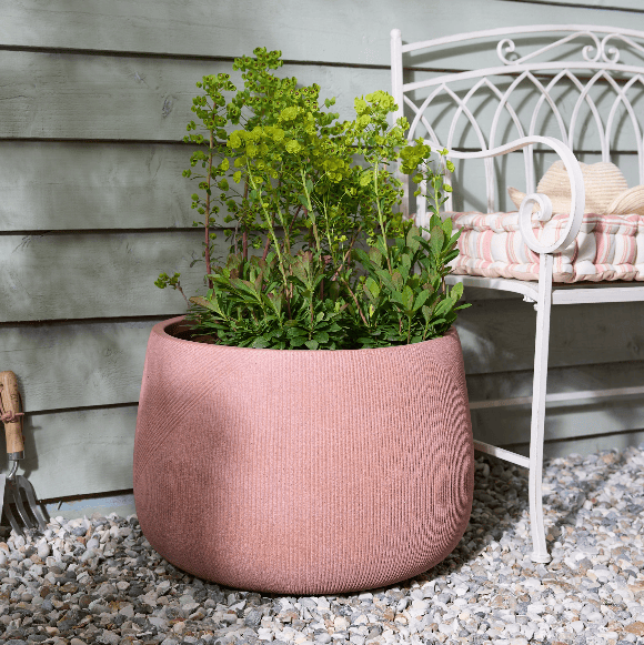 Kollektion an gechipten Pflanzgefäßen in Rosa