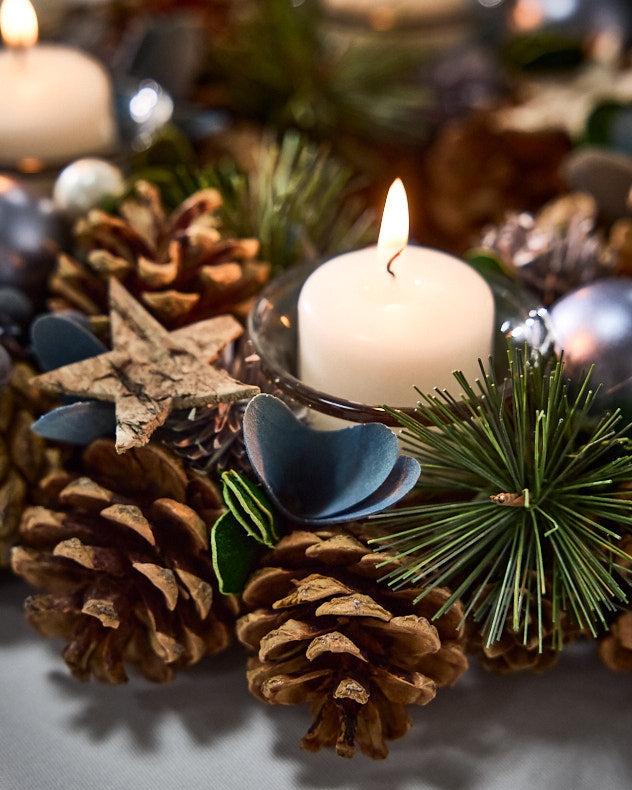 Centre de table de Noël en forme de pomme de pin et de bougie chauffe-plat