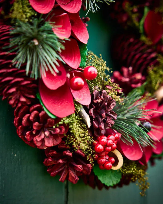 Cluster Berries Red Wreath 30cm closeup
