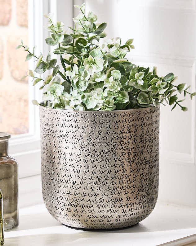 Zaio Hammered Metal Planters