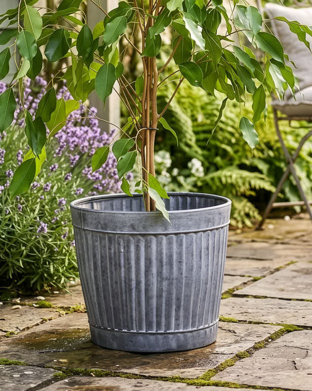 Toma Round Ribbed Metal Planter
